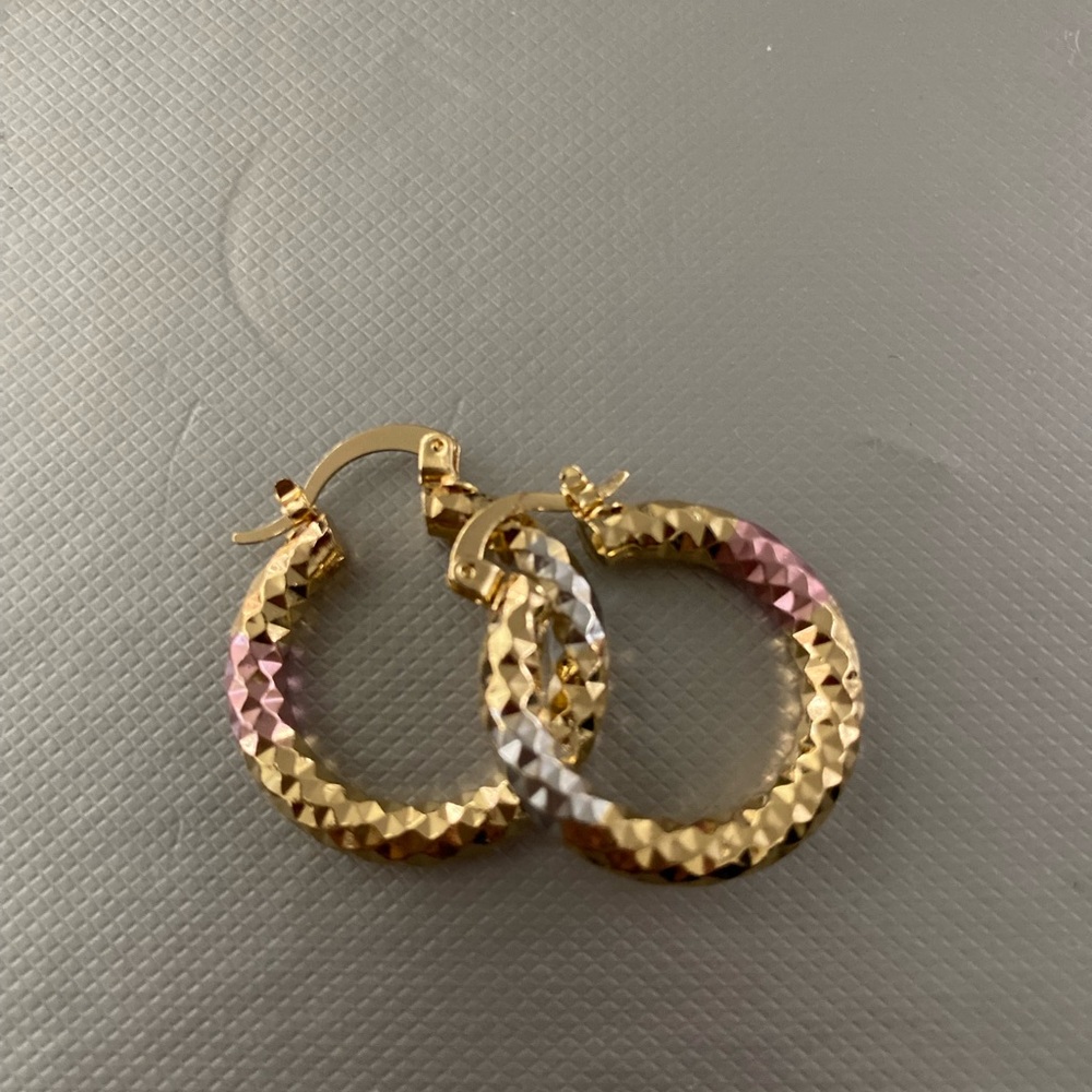 Oro laminado Gold and Pink Textured Hoop Earrings